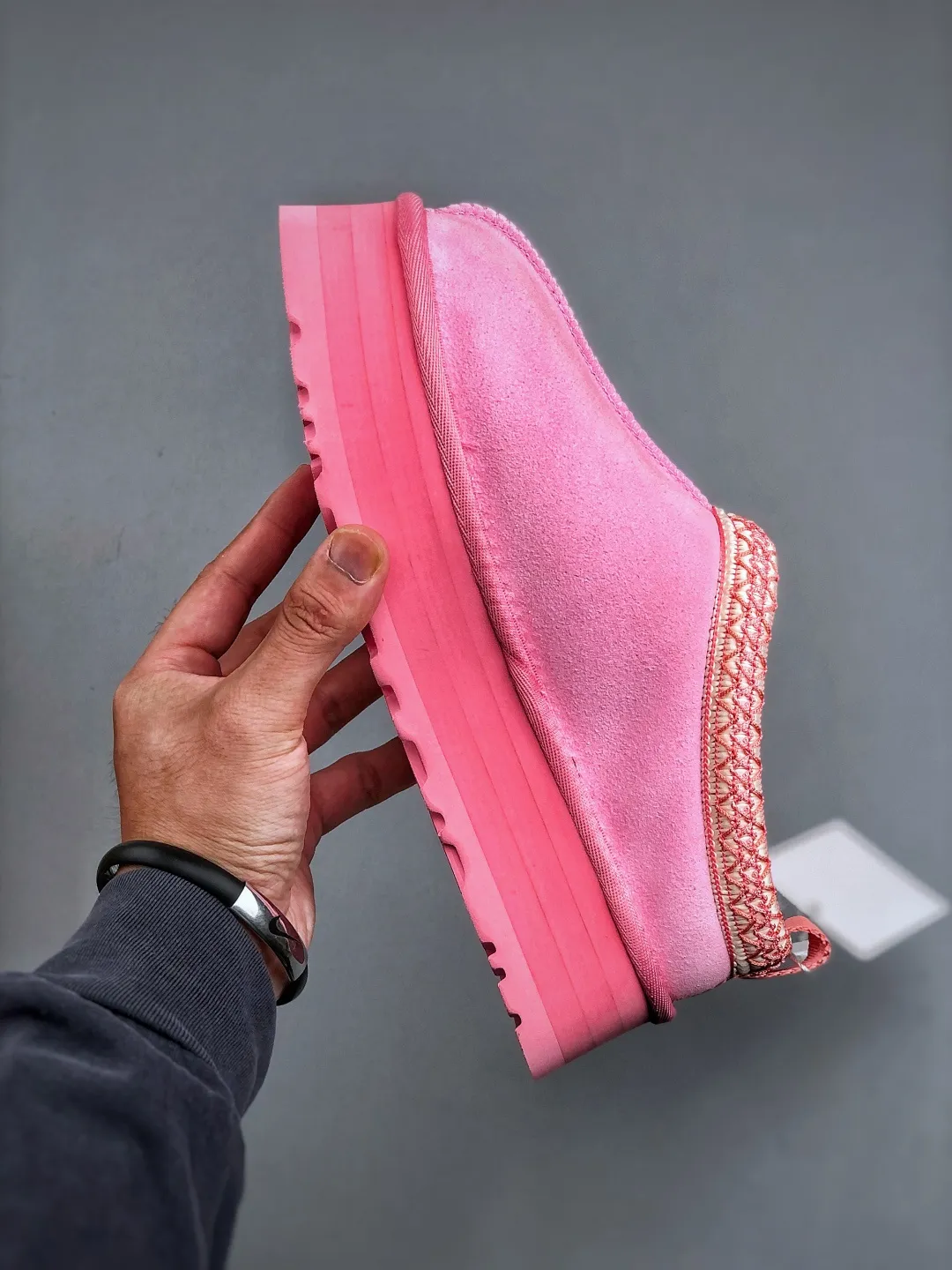 Local self-pickup💰560 supports store placement. The top version on the market. UGG Tazz ethnic style thick-soled women's model. Xiaohongshu's hot model. Produced by a major foreign trade factory in Guangzhou. From toe to insole, genuine sheep fur. Independent outer box packaging. Chip. With waterproof technology. Differentiating from any version on the market. 5cm thick sole. Independently developed original outsole. Cashmere insole. Keep warm when going out in winter. It is a very suitable choice for home use. In the new year, uug has launched a style series, which is partially biased towards the preferences of young consumers. It has also moved to the forefront of fashion trends. Shoe body material. Water-repellent coated suede upper. 17mm UGGPURE™ implanted wool insole. Lightweight non-slip and comfortable rubber outsole. With brand LOGO. With full packaging. Size: 35-40
